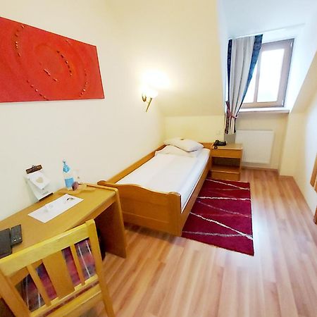 Da'Sporrer Hotel & Wirtshaus Нойнбург-форм-Вальд Экстерьер фото